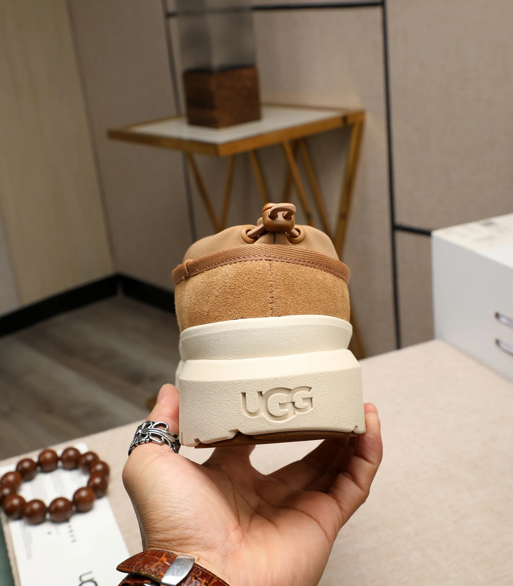 Men's shoes 💰540 (same style for men and women) Please pay attention to the quality of the original order and compare the thickness of the wool 🏮🏮The popular UGG is from Australia's warm luxury brand men's shoes, the official website is synchronized, Beckham men's style..., made of imported first-layer waxed cowhide, waxed toe cap, Australian real wool velvet lining Carefully sewn...Imported rubber Martin boots outsoles (comfortable, soft and wear-resistant). I really like the quality..Exquisite workmanship. You won't be able to put it down at first sight. Sizes 35-44